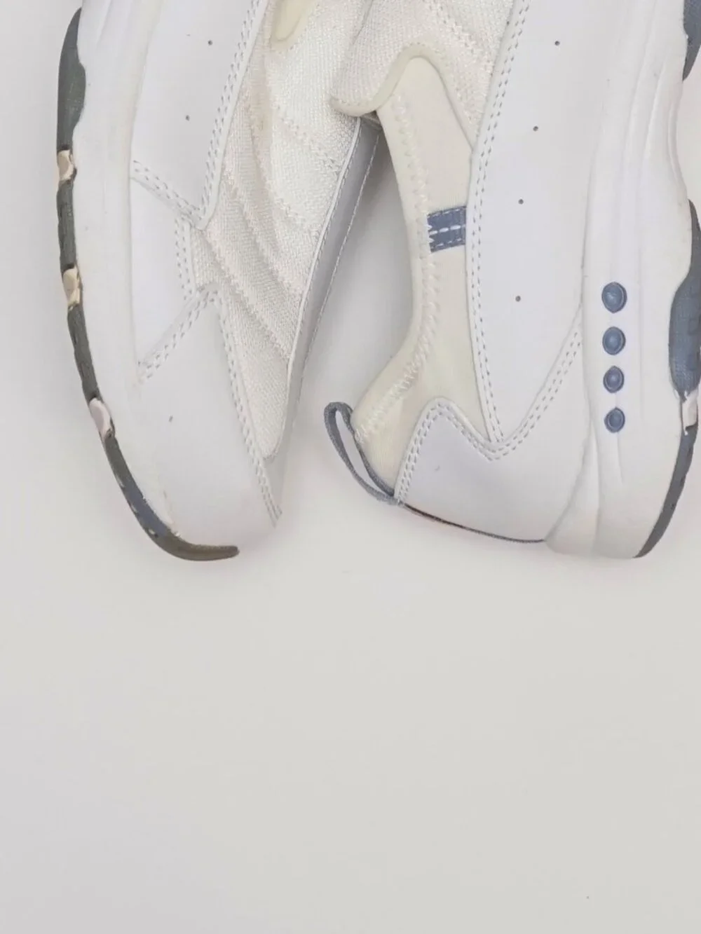 Easy Spirit women's slip-on sneakers, model, white color, size 10, lightweight.